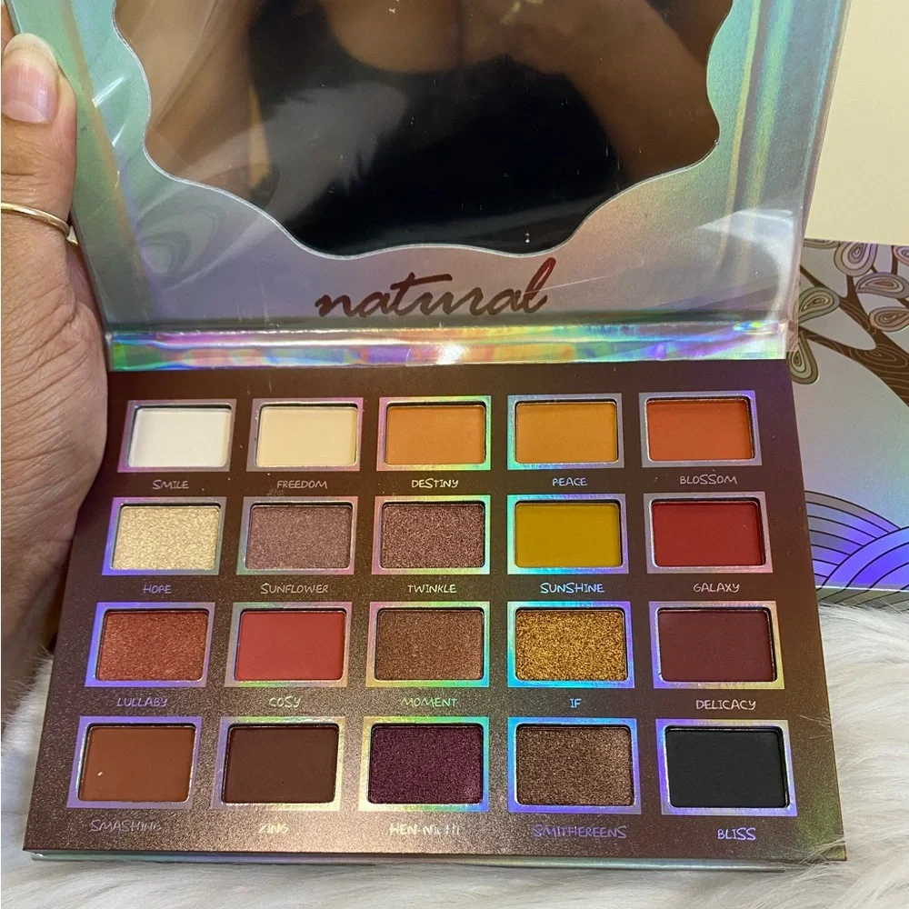 SHE NATURAL 20 COLOR SHADOW PALETTE